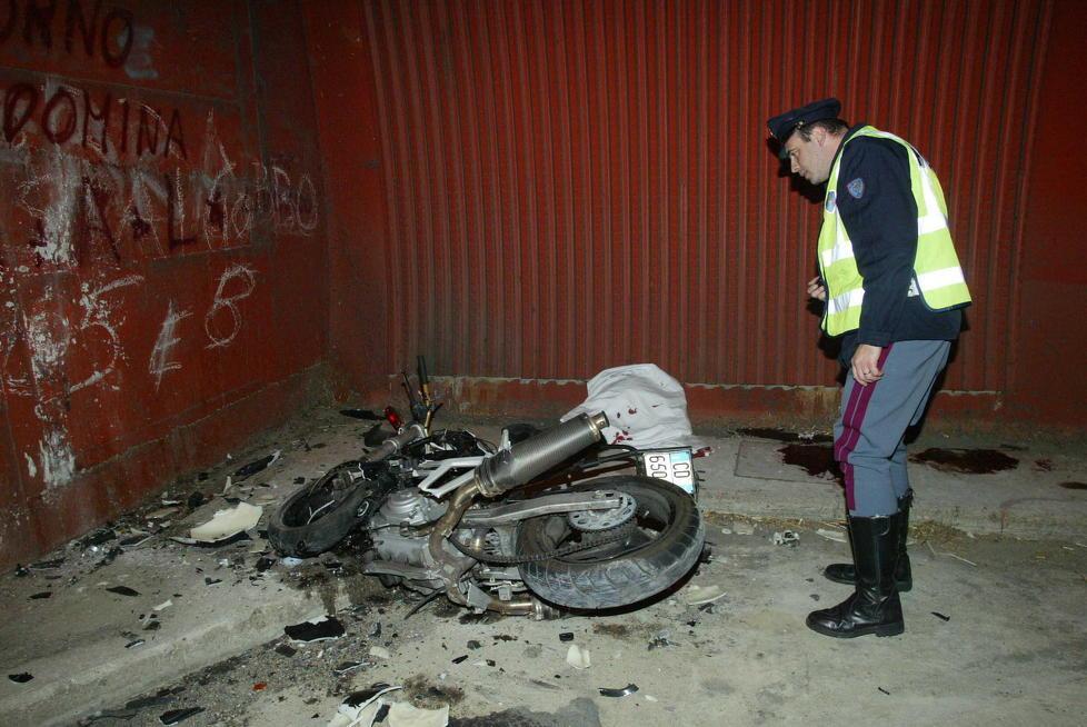 In moto contro il muro sotto la galleria del Maroccone 