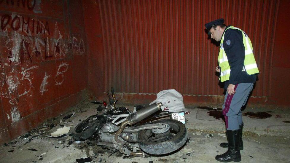 In moto contro il muro sotto la galleria del Maroccone