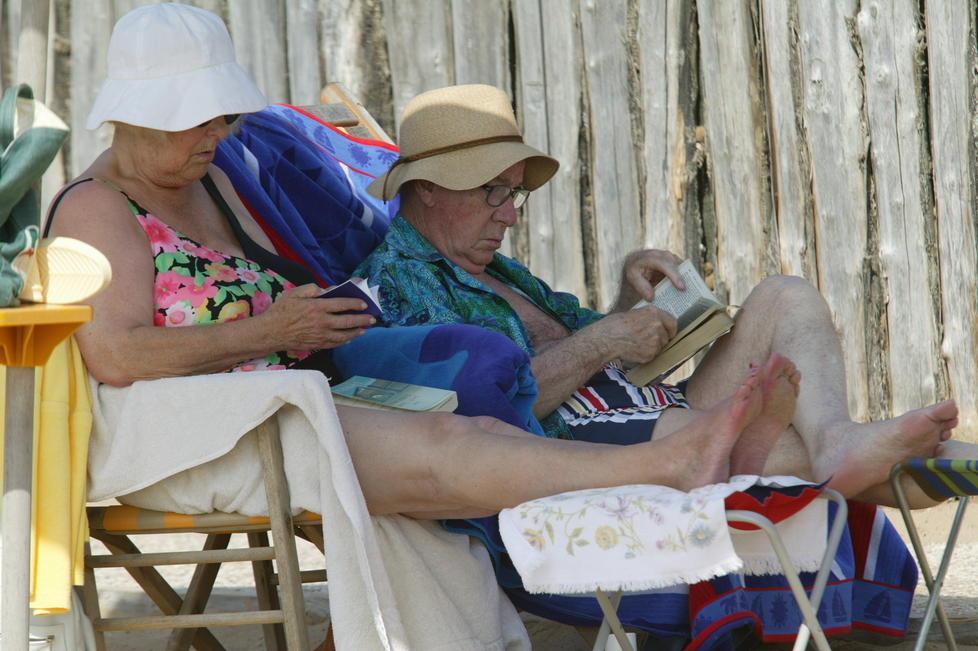 Gli anziani in spiaggia con un euro 