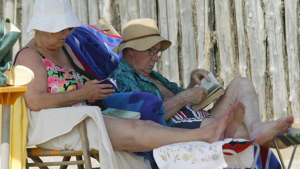 Gli anziani in spiaggia con un euro