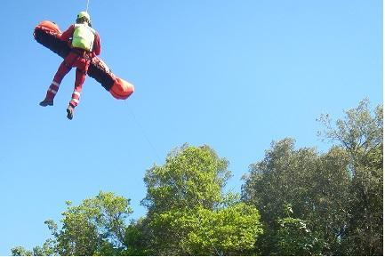 Ciclista precipita in un burrone nel bosco 