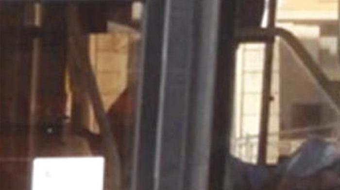 Legge il giornale mentre guida il bus