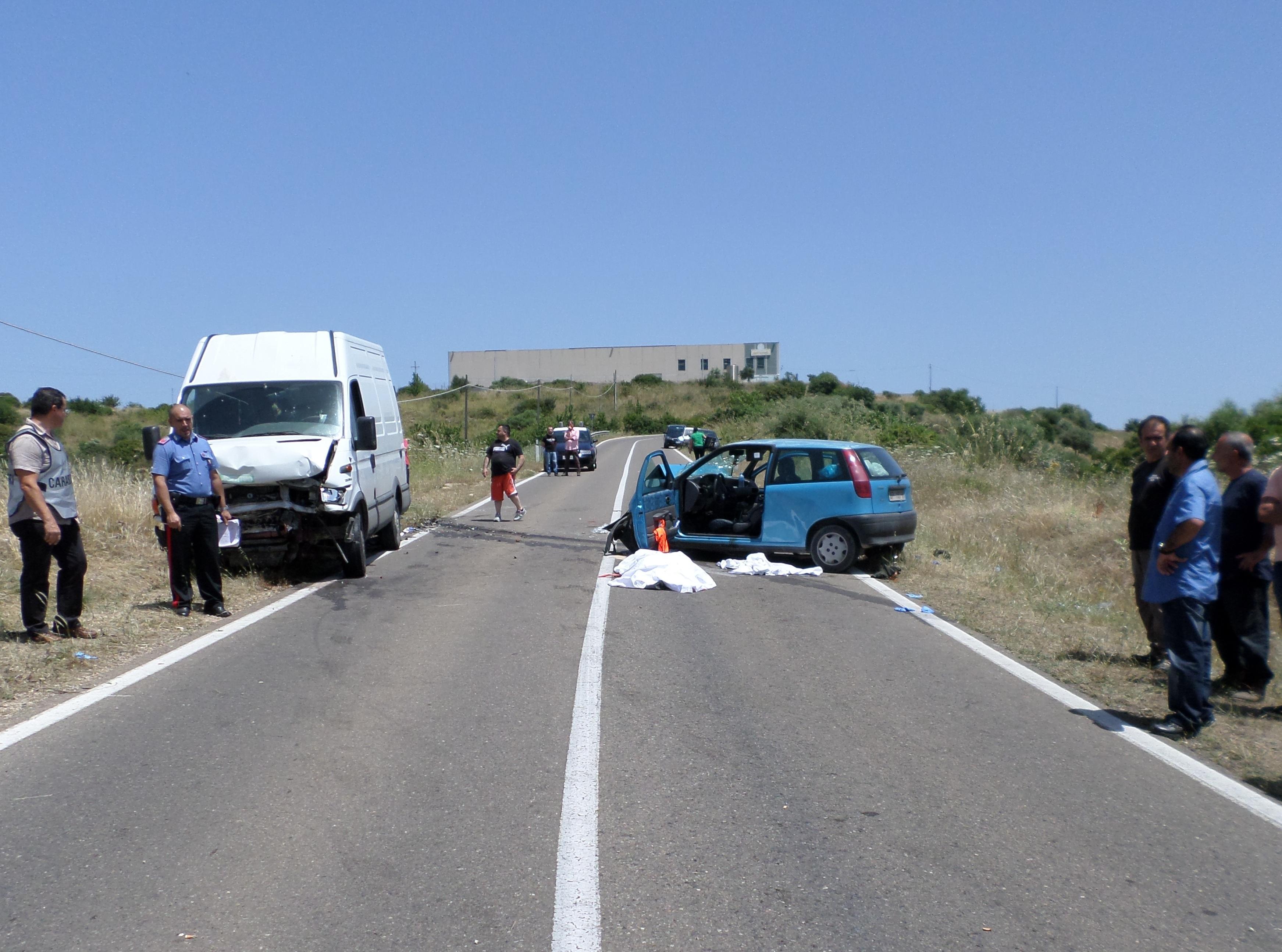Auto si schianta su un furgone: muore una donna, due feriti 