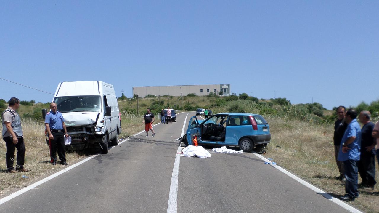 Auto si schianta su un furgone: muore una donna, due feriti 