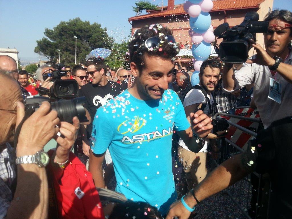 L’abbraccio di Villacidro al suo Fabio Aru rivelazione del Giro d’Italia 