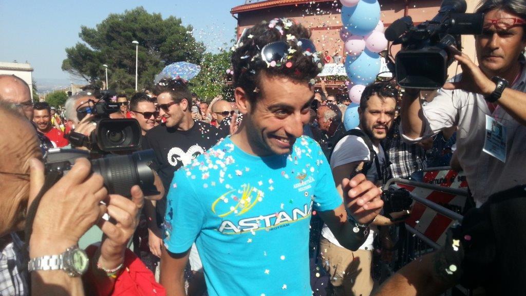 L’abbraccio di Villacidro al suo Fabio Aru rivelazione del Giro d’Italia