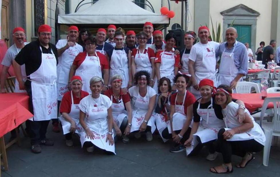 Da Facebook alla piazza: tutti insieme a cena 