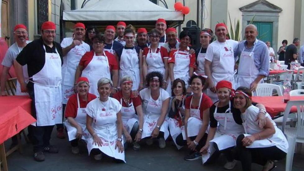 Da Facebook alla piazza: tutti insieme a cena