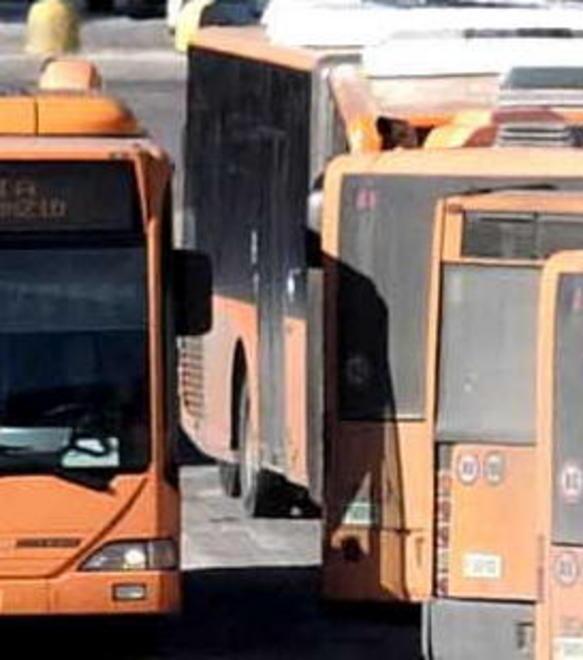 Bus in fiamme, autista salvo