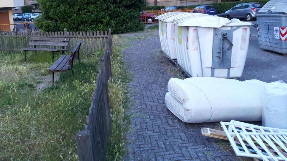 Isola ecologica al parco giochi sale la protesta degli abitanti