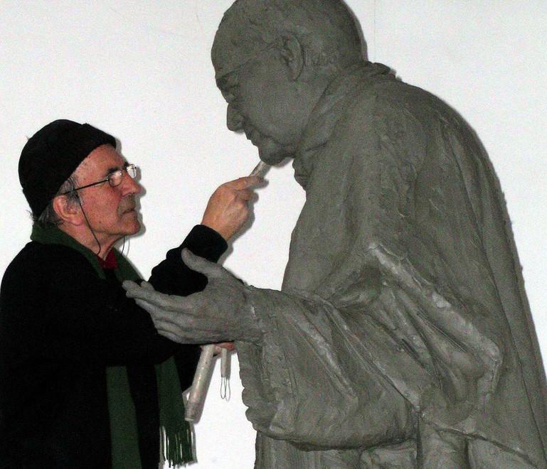 Addio a Romano Cosci lo “scultore del Papa” 