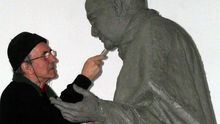 Addio a Romano Cosci lo “scultore del Papa”