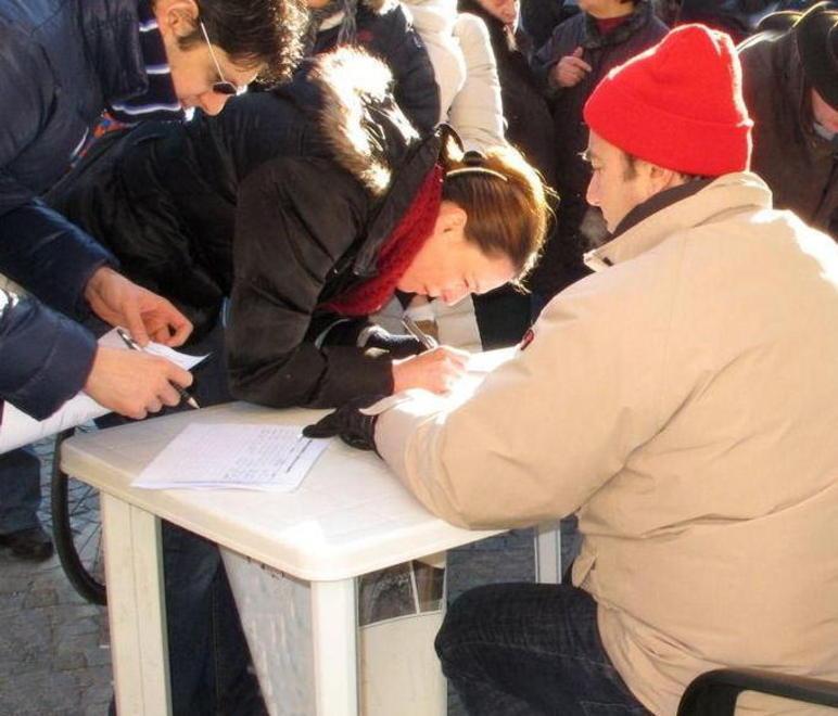 Decine di documenti per un tavolo in piazza 