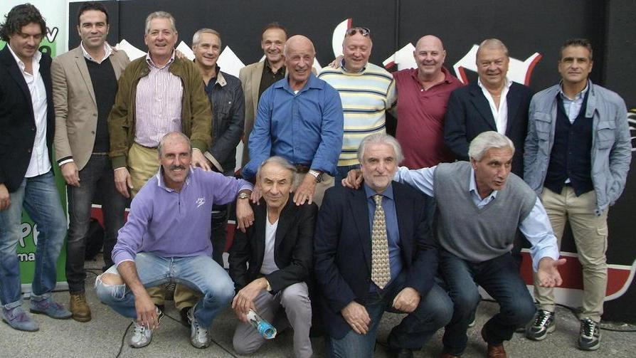 Calciatori di 4 generazioni alla festa per il ritorno in C