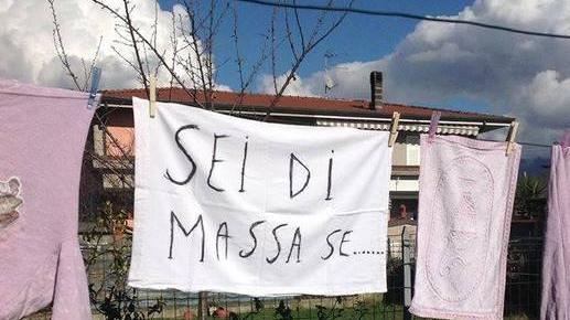 Insulti razzisti va in crisi il gruppo “Sei di Massa se...”