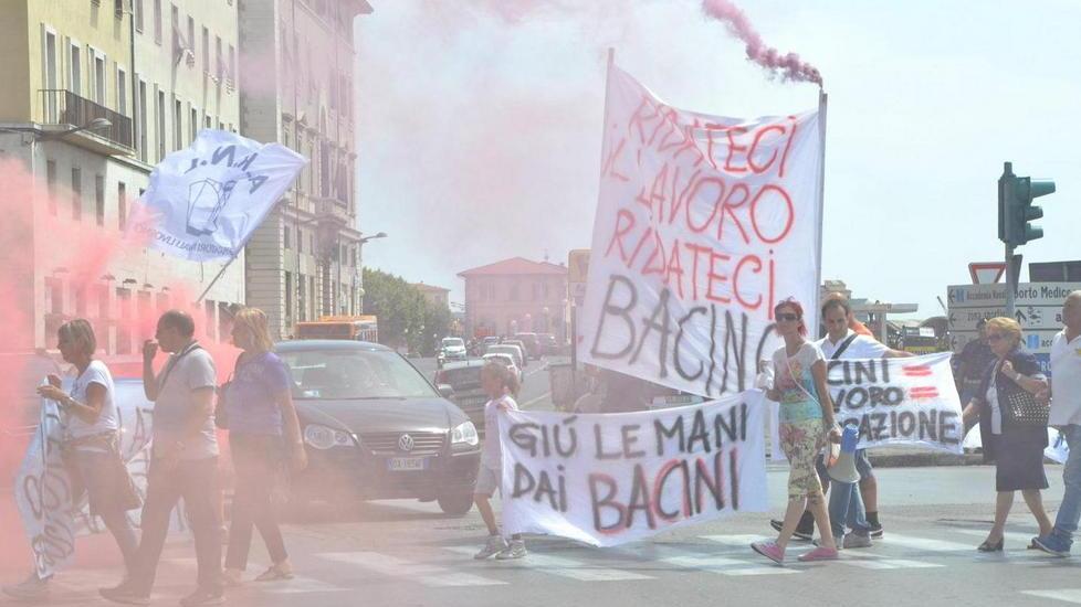 Fumogeni, striscioni e fischi I riparatori sono a 5 Stelle