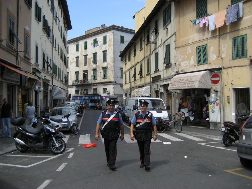 Don Medori “carabiniere” in chiesa blocca un ladro 