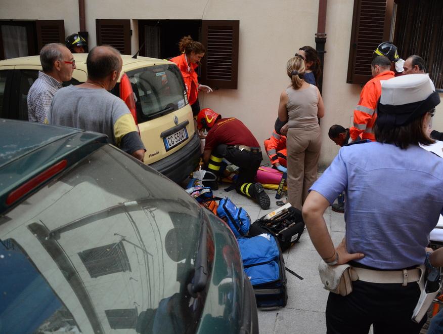 Cade dalla finestra, grave una bambina 
