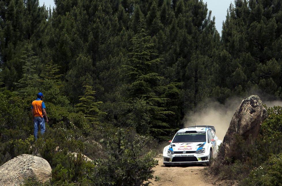 Il fuoco ferma Hirvonen Latvala vola al comando 