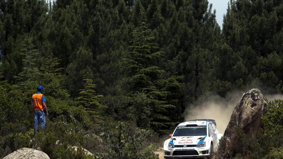 Il fuoco ferma Hirvonen Latvala vola al comando