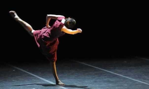 A passo di danza lungo il viale Carducci