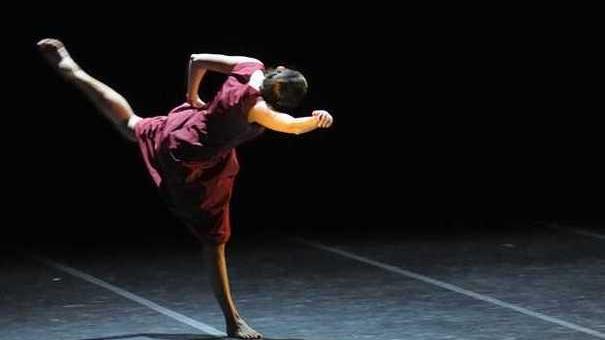 A passo di danza lungo il viale Carducci