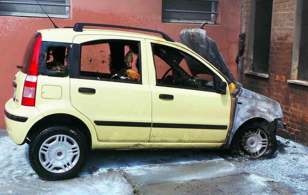 Auto distrutta dalle fiamme 