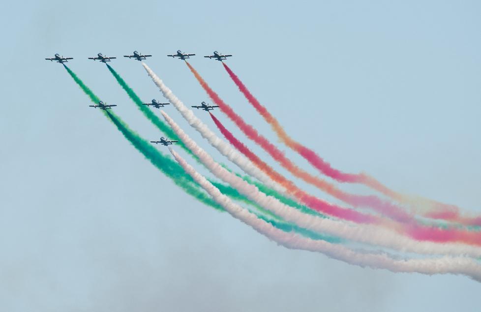 Aerei in picchiata disegnano il tricolore nel cielo: show delle Frecce