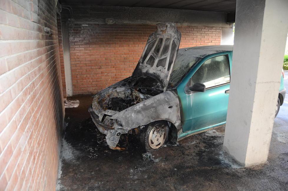 Il piromane è tornato in azione, distutta un’altra auto 