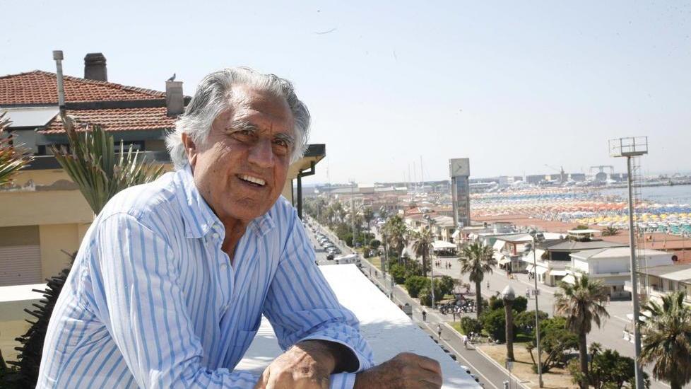 Arrivano i vip: Briatore al Forte, Buzzanca a Viareggio
