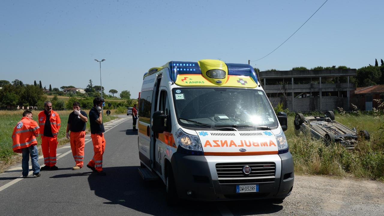 Auto non rispetta un divieto e travolge un ciclista