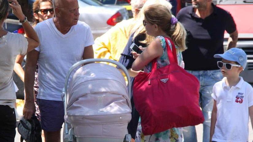 Prato, mamma terrorizzata: «La pala è caduta vicino ai miei bambini»