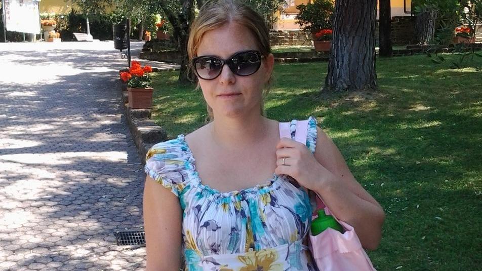 Prato, mamma terrorizzata: «La pala è caduta vicino ai miei bambini»
