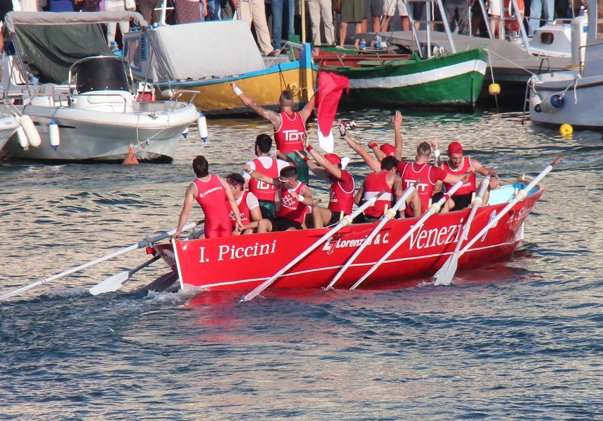 Venezia, sesto sigillo alla Risi'atori Ma un vogatore finisce all'ospedale