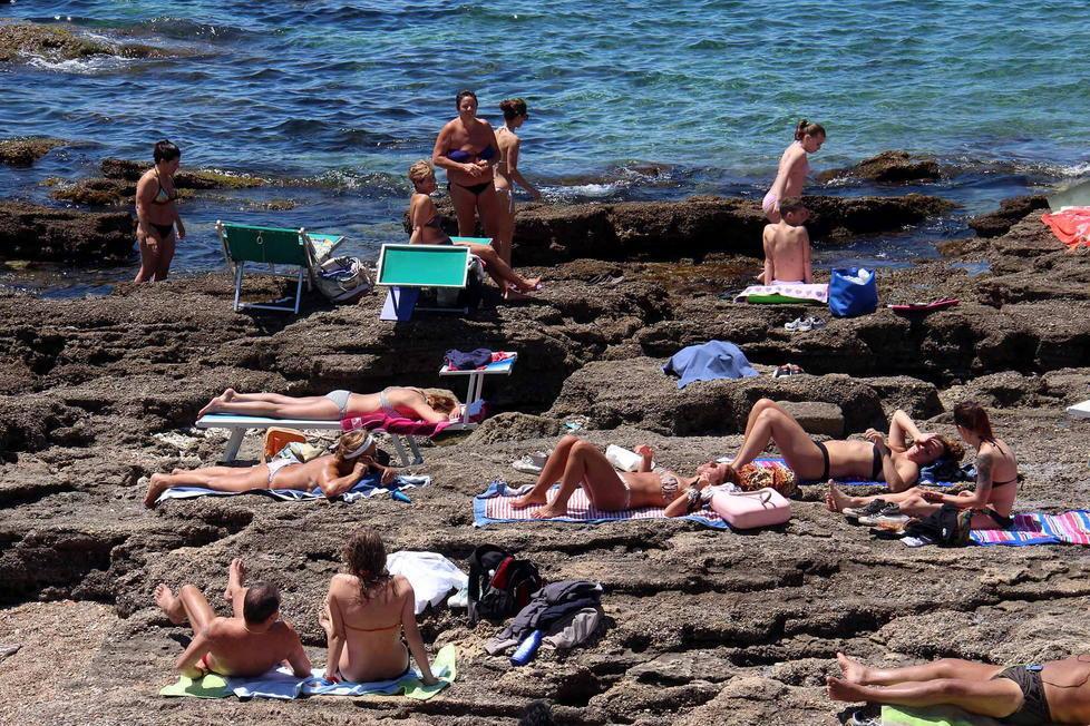 Caldo e mare, una decina di malori 