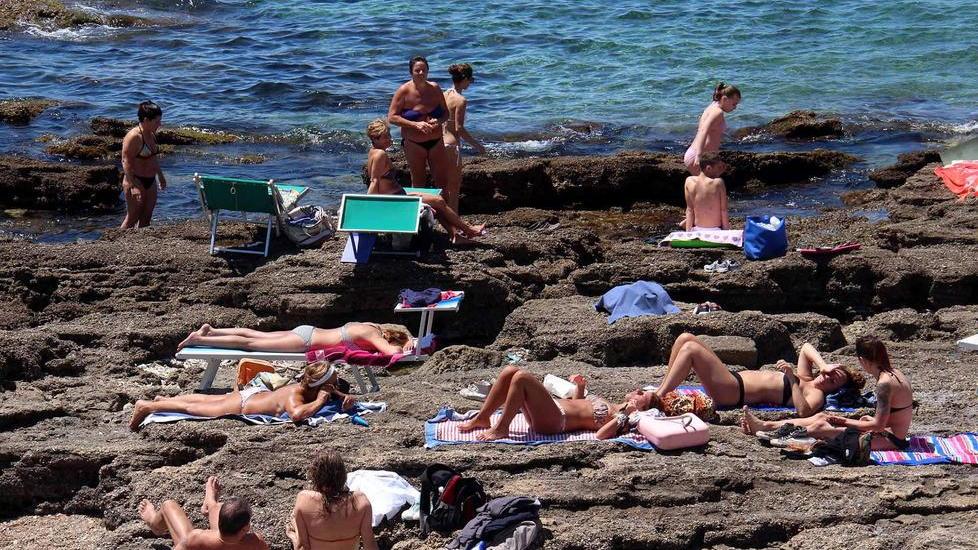Caldo e mare, una decina di malori