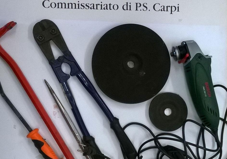 Professionisti del furto scoperti e costretti alla fuga 