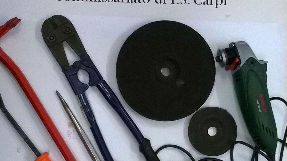 Professionisti del furto scoperti e costretti alla fuga