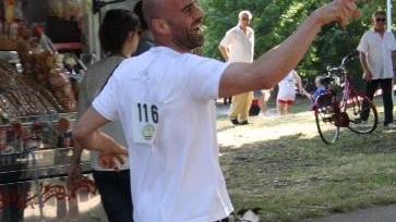 È l’insegnante Michele Ciriaco il vincitore della corsa all’indietro