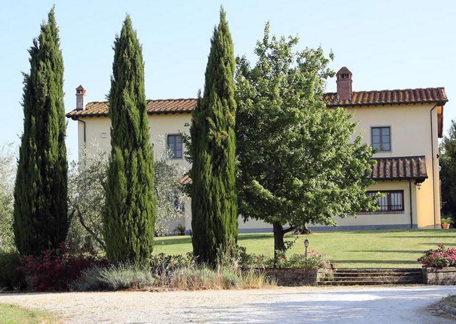 Minacciati con la pistola e rapinati in villa 