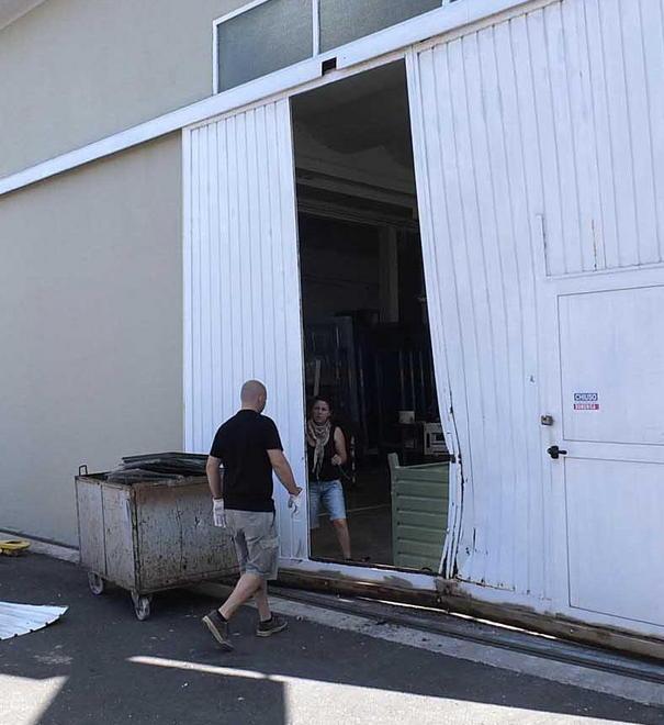 Banditi in azione col furgone Spaccata in una vetreria