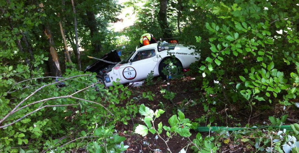 Muore con l’auto storica nel dirupo 