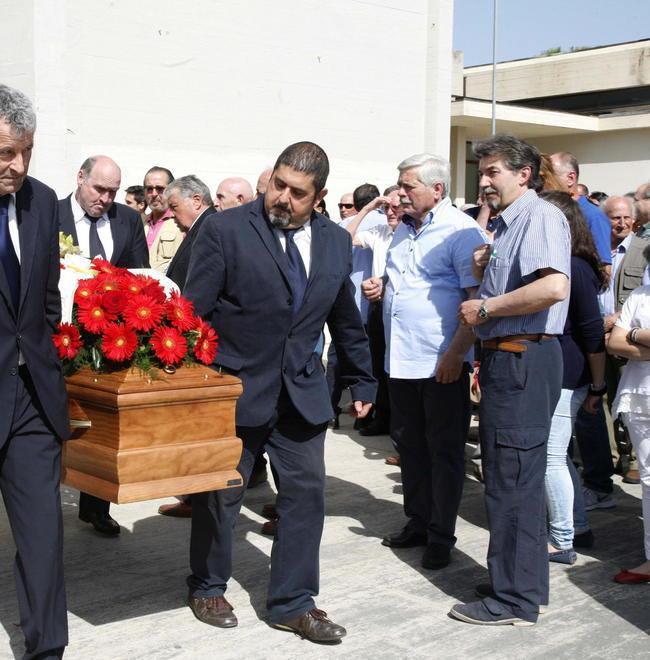 L’addio di Pietrasanta a Romano Cosci