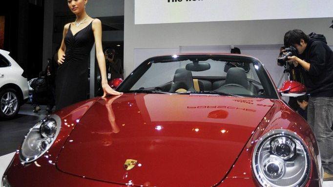 Tengono soltanto le ibride-elettriche e i marchi di lusso