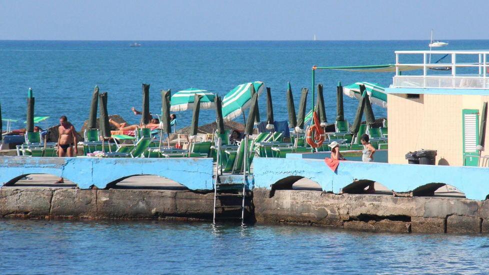 Troppo caldo, bimba si sente male