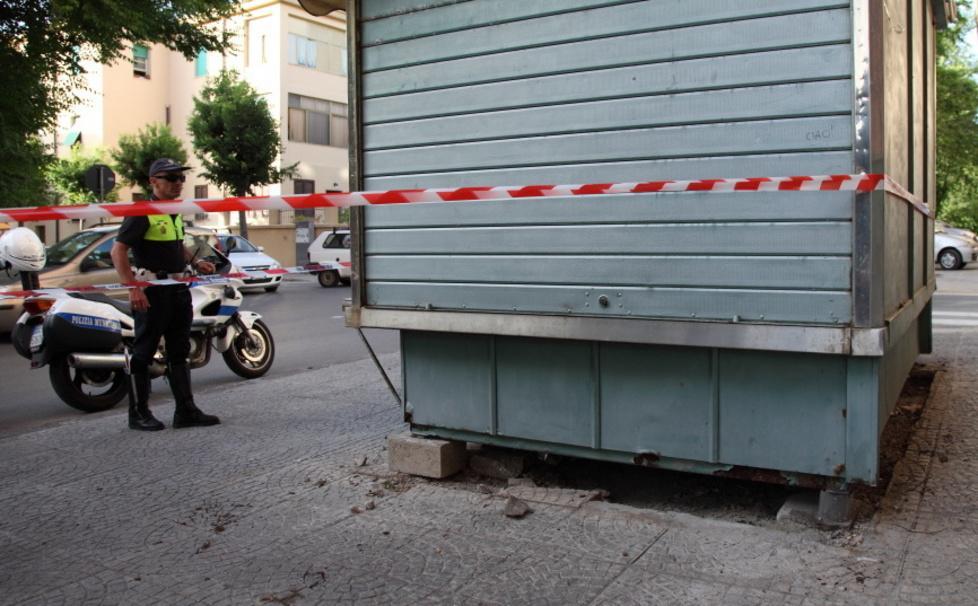 Cedono i “piedi” dell’edicola