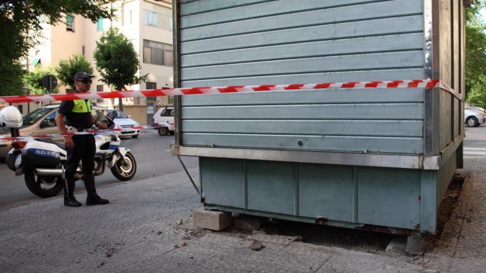 Cedono i “piedi” dell’edicola