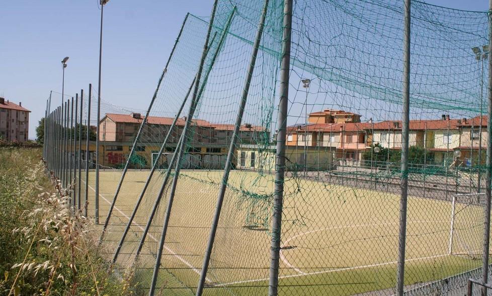 Pali pericolanti nel campo 