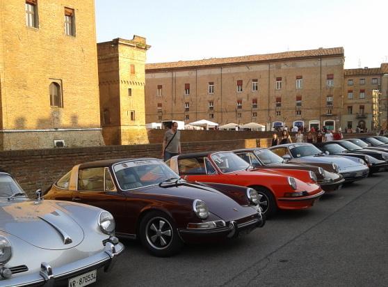 Porsche in vetrina sotto il Castello