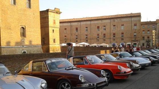 Porsche in vetrina sotto il Castello
